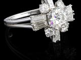 une image d'une bague en diamant sur une surface noire