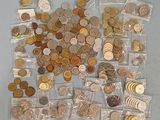 beaucoup de pièces dans le sac posé sur la table