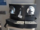une machine à café posée sur une table