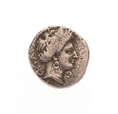 gros plan d'une pièce de monnaie sur laquelle figure un visage de femme