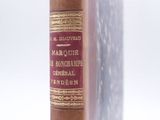 un livre posé sur une table