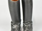 une paire de bottes argentées posées sur une surface blanche, sur fond blanc