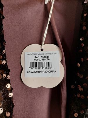un gros plan d'une robe avec une étiquette
