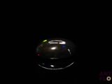 une souris d'ordinateur posée sur une surface noire