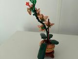 un petit vase contenant des fleurs, posé sur une table