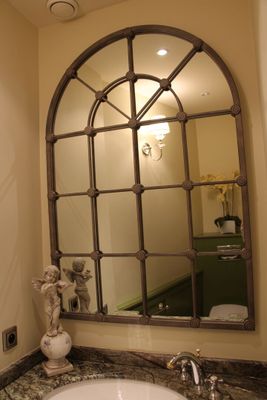 une salle de bain avec un lavabo et un miroir