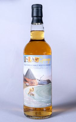 l'image d'une bouteille de whisky posée sur une table