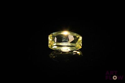 gros plan d'un diamant jaune sur une surface noire