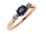 gros plan d'une bague avec un saphir et des diamants