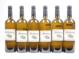 six bouteilles de vin sont alignées sur une surface blanche