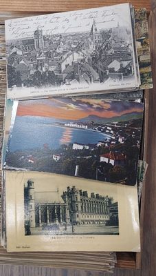 un lot de vieilles cartes postales posées sur une table