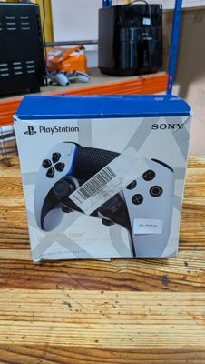 une boîte contenant une manette de jeu
