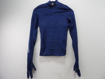 un t-shirt bleu à manches longues avec un logo blanc sur la poitrine