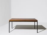 une image représentant une table avec un plateau en bois posée sur une surface blanche