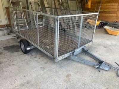 une remorque équipée d'une cage à l'arrière, dans un garage