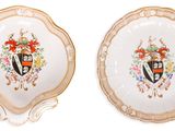 deux assiettes ornées d'un blason et de fleurs