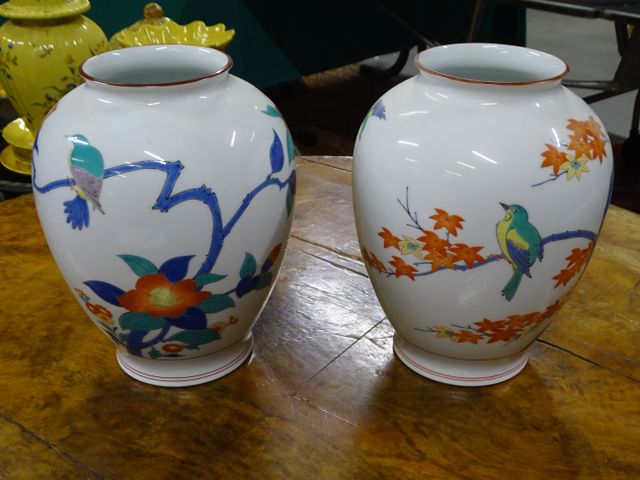 JAPON : paire de vase balustre en porcelaine à décor d’oiseaux et...