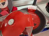 Plusieurs casseroles et poêles sont exposées dans un magasin