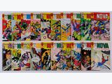 un gros plan sur une pile de bandes dessinées sur fond blanc