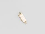 une image représentant une clé USB plaquée or posée sur une surface blanche