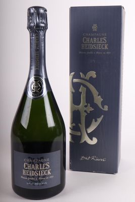 la bouteille de champagne se trouve à côté de la boîte contenant la bouteille