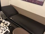 un fauteuil de médecin et une table dans une pièce
