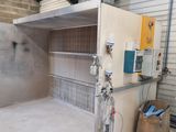 une photo d'un grand réfrigérateur industriel dans un bâtiment
