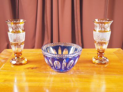 trois vases en verre posés sur une table l'un à côté de l'autre