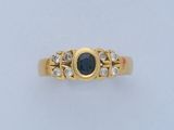 une bague en or jaune sertie d'un saphir et de diamants
