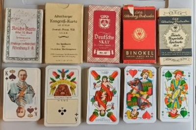 de nombreux jeux de cartes différents disposés sur la table