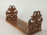 paire de serre-livres anciens en bois sculpté sur fond blanc