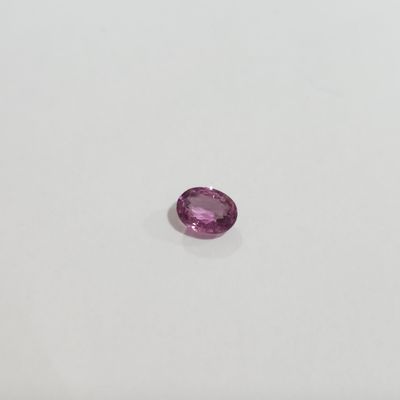 un saphir rose sur un fond blanc