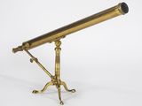 un télescope ancien en laiton monté sur un trépied