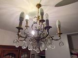 un lustre suspendu au plafond