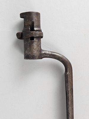 un gros plan d'un objet métallique sur un mur blanc