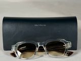 une paire de lunettes posée sur un étui noir