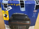 une boîte sur laquelle figure une friteuse à air chaud noire