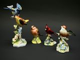 quatre figurines d'oiseaux empilées les unes sur les autres