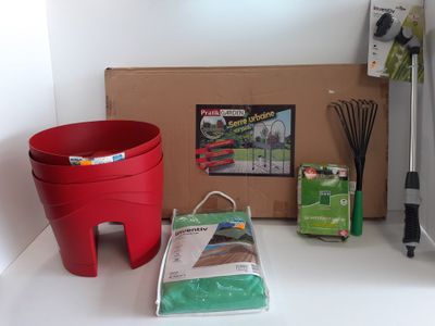 un seau rouge posé sur un comptoir, à côté d'un autre seau rouge