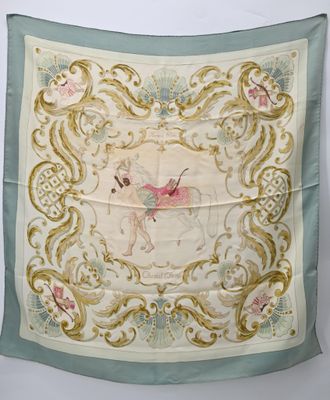 HERMES. Carré en soie modèle "Cheval Turc", bordure bleu-ver…