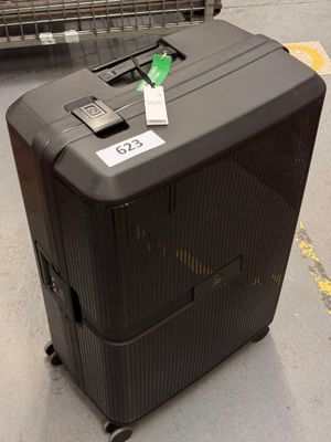 une valise posée par terre dans un magasin