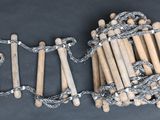 beaucoup de bâtonnets en bois et une chaîne sur la table