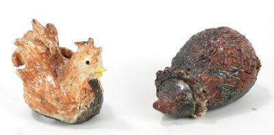 deux figurines représentant un écureuil et un écureuil, posées sur une surface blanche