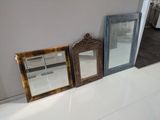 trois miroirs posés par terre les uns à côté des autres