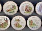 six assiettes ornées d'images d'animaux et d'oiseaux, posées sur une table