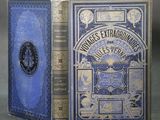 Deux livres à la couverture bleue et aux bordures dorées sont posés côte à côte
