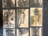 un grand nombre de cartes postales anciennes qui se trouvent sur la table