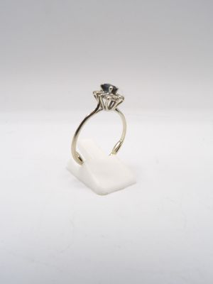 gros plan d'une bague en diamant sur une surface blanche