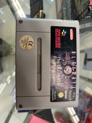une vieille console Nintendo posée sur une table en verre