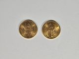 Deux pièces d'or sont représentées sur une surface blanche